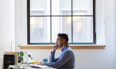 mand koncentrere sig p&aring; computeren