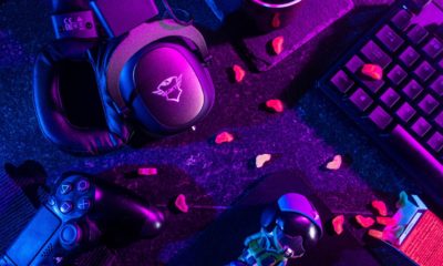 Gamer ting ligger p&aring; bord og roder