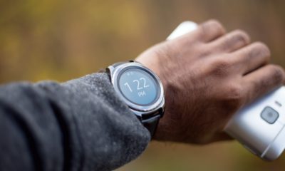 person har et smartwatch p&aring; h&aring;ndledet