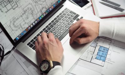 Arkitekt tegner et hus p&aring; hans computer