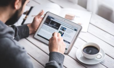 Mand browser nettet igennem p&aring; hans tablet