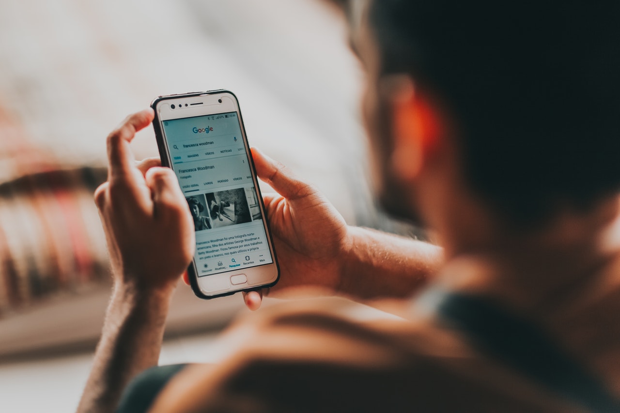 Person bruger sin telefon i offentligheden